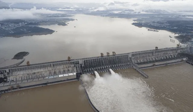 La enorme represa de las Tres Gargantas, en el Yangtsé, abrió tres compuertas la semana pasada después de que el nivel del agua embalsada subiera más de 15 metros. Foto: AFP