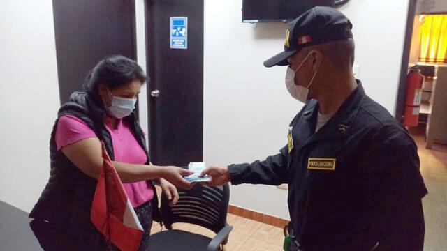 Policía devolvió el dinero y ama de casa se mostró muy agradecida. Foto: PNP