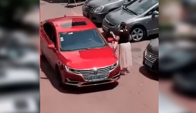 Vía YouTube. La mujer hizo lo impensado cuando se percató de que había solo un pequeño espacio para estacionar su auto