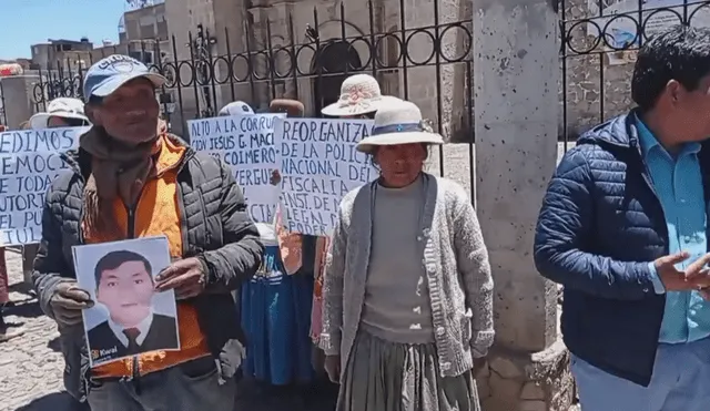 Padre del joven hallado muerto protestan en la plaza de armas de la ciudad de Juliaca. Foto: Captura de video/Onda Azul
