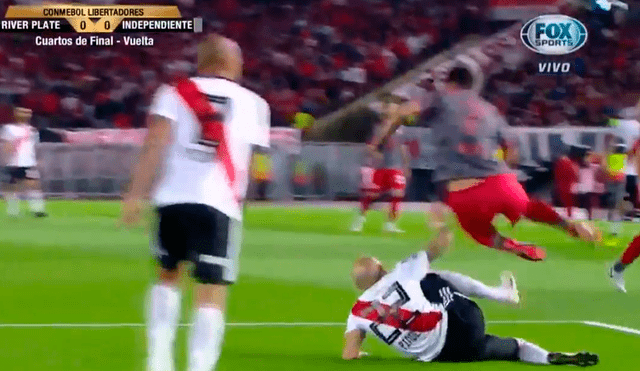 ¿Fue penal de Pinola sobre Benítez en el River Plate vs Independiente? [VIDEO]
