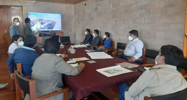 Durante una reunión, las autoridades supervisaron el avance del expediente técnico para la obra. Foto: Gobierno Regional de Arequipa.