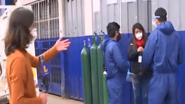 Personas que afirman curar la COVID-19 con dióxido de cloro también pegan avisos en los exteriores del local. (Foto: Captura de video / Latina Noticias)
