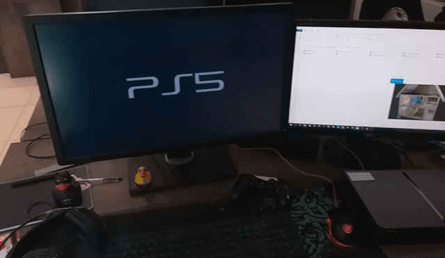 La consola de PlayStation 5 está al lado del monitor donde aparece el logo de PS5.