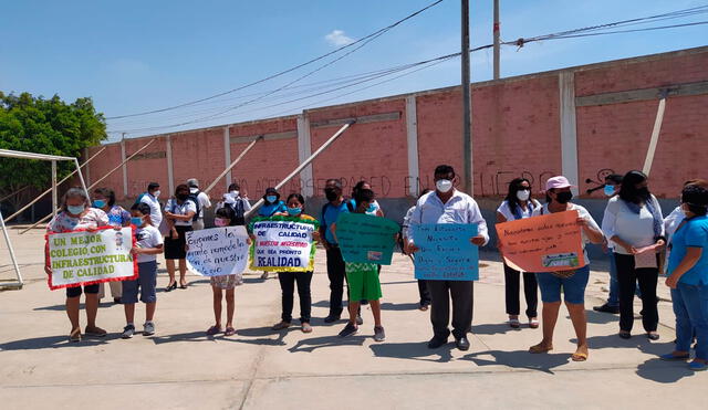 Padres, estudiantes y profesores hicieron plantón por mal estado de colegio. Foto: Rosa Quincho/ La República