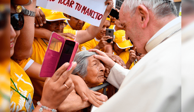 Papa Francisco en Trujillo: pontífice rompió protocolo para saludar a anciana invidente [VIDEO]