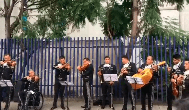 En Facebook, unos mariachis aprovecharon la visita de los hermanos Jonas a México, para tocar una de sus canciones.