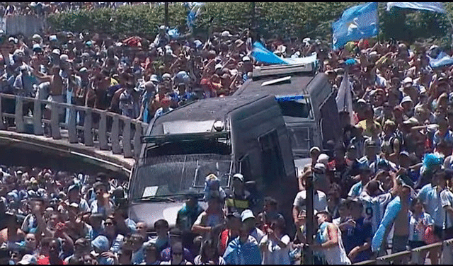 Tras el cambio del recorrido, miles de hinchas lanzaron piedras y acusaron a la AFA; otros, solo corrieron a la autopista 25 de Mayo para ver a la selección. Foto: Clarín