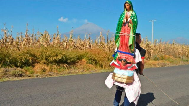 Manuel Jiménez camina con una estatua de la Virgen de Guadalupe en su espalda. Foto: El Heraldo.