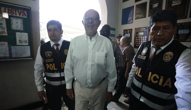 Pedro Pablo Kuczynski acudió a votar custodiado por policías