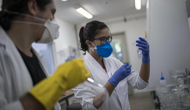 Trabajo conjunto. Investigadores también apoyan en investigación de productos para protección médica en hospitales públicos en los laboratorios de la Universidad Federal de Río de Janeiro.