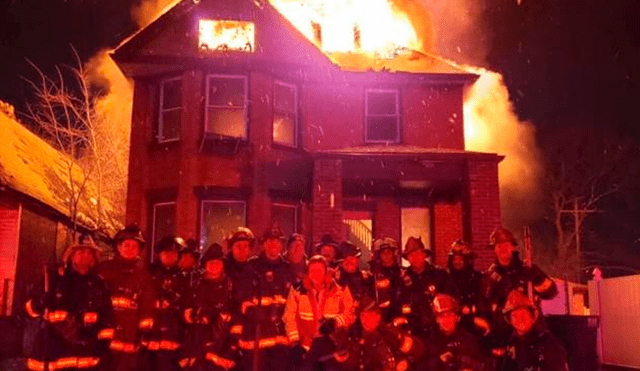 La foto causó indignación al ver a los responsables de apagar el incendio, sonreír para una cámara. (Captura: 20 Minutos)
