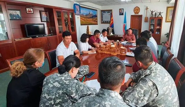 Autoridades de Mongolia reunidos para tratar sobre la cuarentena ante la peste bubónica. Foto: Montsame