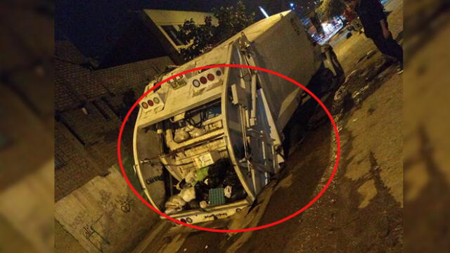 SJL: camión se hunde en vía que era reparada y causa aniego [FOTOS]