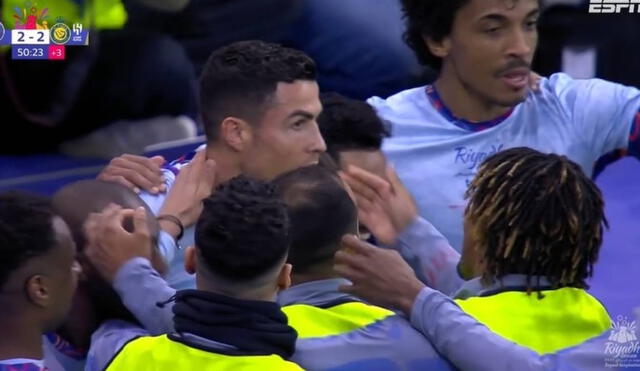 André Carrillo felicitó a su compañero de equipo tras la paridad. Foto: captura/ESPN