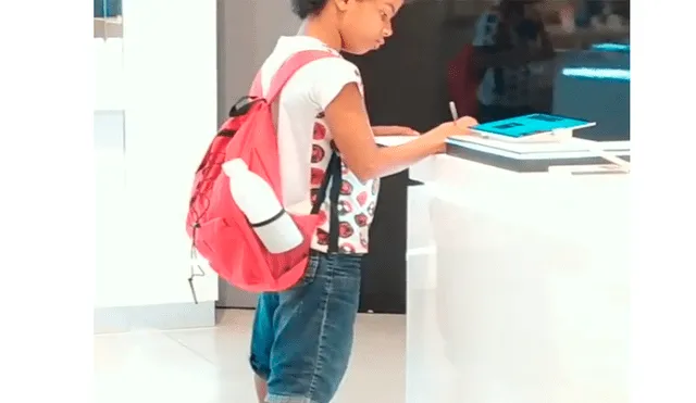 Niño hace su tarea de Geografía en una tienda de celulares y es felicitado [VIDEO]