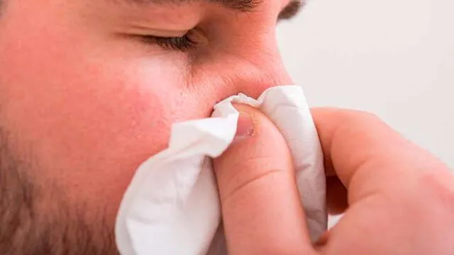 El esfuerzo al sonarse la nariz puede afectar a las venas del cerebro y provocar derrame. Foto: referencial
