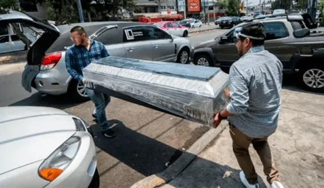 Funeraria entrega ataúd sin cuerpo a familia en México. Foto: AFP