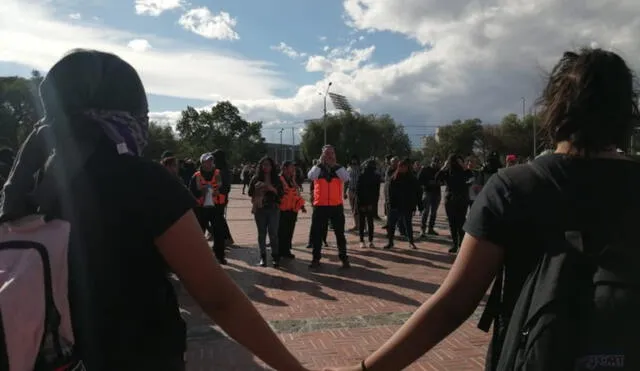 Frente al edificio principal, los alumnos de las preparatorias declaraban una huelga general en todas las sedes de la UNAM. (Foto: Proceso)