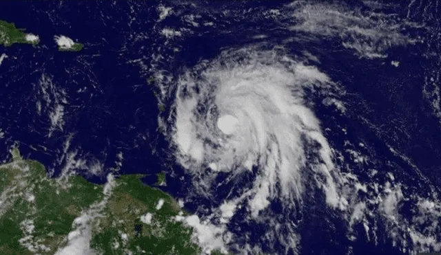 El huracán María ya alcanzó la categoría 5 y ha llegado a Dominica