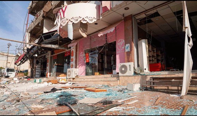 El incendio afectó a un edificio que albergaba una panadería y viviendas estudiantiles en Dohuk. Foto: AFP