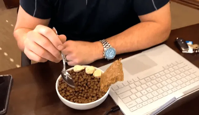 Un hombre se hizo un reto personal en YouTube y se alimentó durante un mes con comida para perros.
