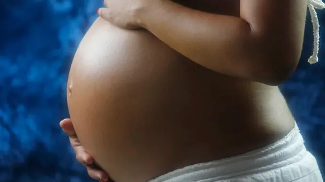 Embarazada es agredida por dos jóvenes mientras esperaba en el paradero 