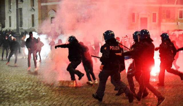 Las principales ciudades de Italia se vieron repletas de manifestantes en contra de las nuevas restricciones. Foto: APF