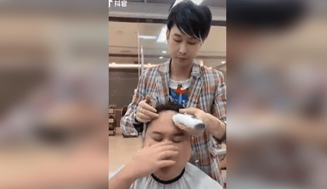 Video es viral en Facebook. El joven comenzó a sentir alergia de sus propios cabellos y estornudó fuertemente, sin sospechar las terribles consecuencias. Foto: Captura.