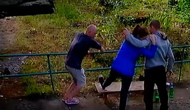 YouTube: dramático instante en que dos hombres le rompen la pierna a una joven | VIDEO
