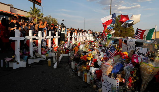 Familiares y amigos de las víctimas del tiroteo en El Paso, Texas.