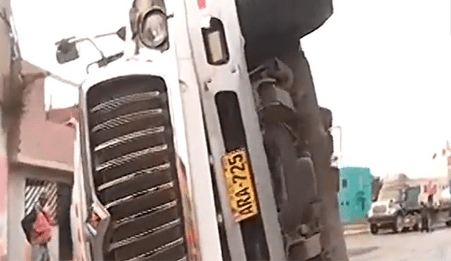 Conductor termina con camión volcado tras frustrar asalto [VIDEO]