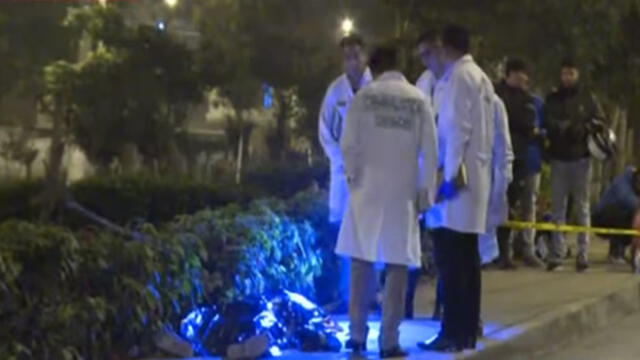 Policías encontraron el cadáver frente a un parque, por lo que buscan las cámaras de seguridad de la zona para tratar de identificar a atacantes. ( Foto: Captura de video / Buenos Días Perú)