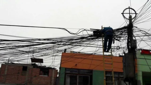 Rímac: maraña de cables de telefonía incomoda a vecinos