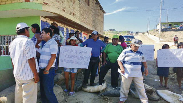 Vecinos de Paita protestan contra EPS Grau por presencia de aguas servidas