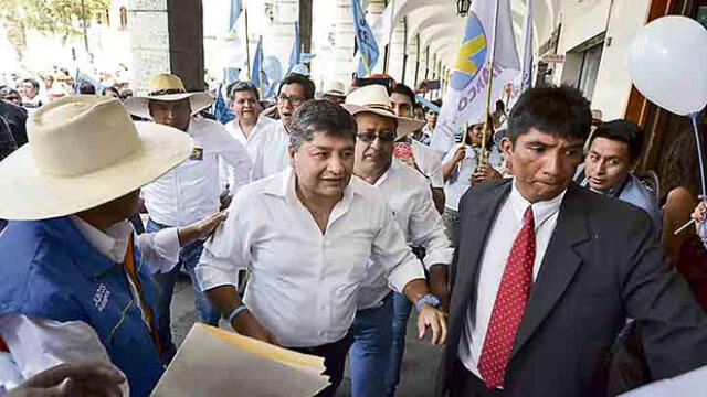 Arequipa: Denuncian a Víctor Hugo Rivera por cobrar dinero a candidato