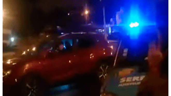 Callao: conductor impacta su auto contra motocicleta tras pasarse la luz roja