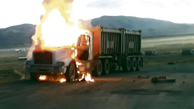 ESPINAR. Campesinos bloquearon el corredor minero en el sexto día de protesta. Por la tarde quemaron un vehículo minero