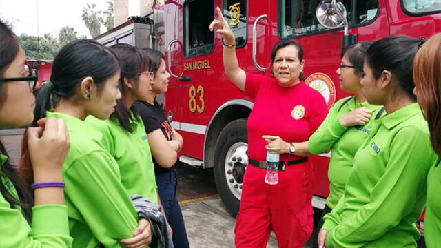 San Miguel: jóvenes voluntarios donan artículos de limpieza a bomberos 