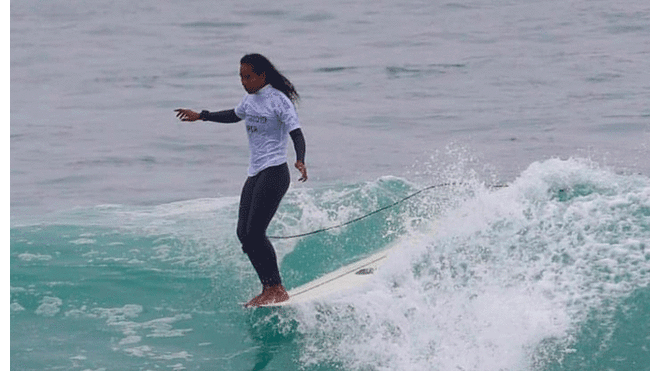 Mafer Reyes surf