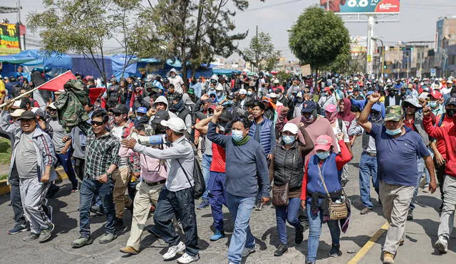 PROTESTAS EN CONTRA DE DINA BOLUARTE EN AREQUIPA Y EXIGIENDO EL CIERRE DEL CONGRESO  


