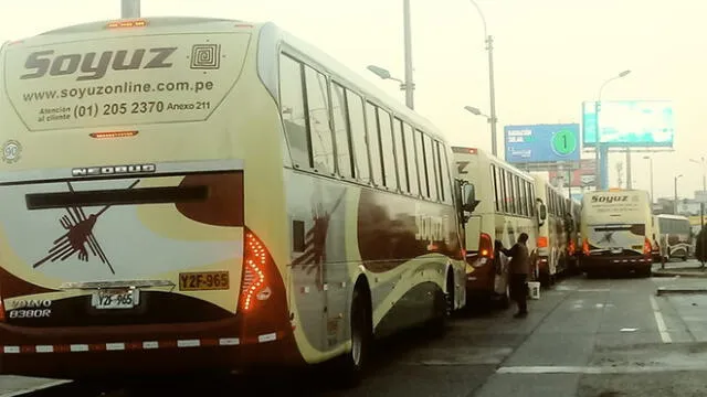 La Victoria: empresa de transporte estaciona y lava buses en la vía pública