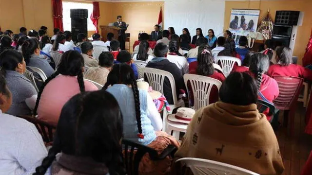 Capacitan a familias quechuas y aimaras para prevenir el consumo de drogas en Puno