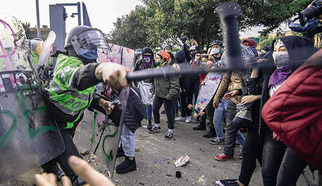 Descontento. Ciudadanos atacaron puestos de mando conocidos como CAI en Bogotá, Medellín y Cali. (Foto: AFP)