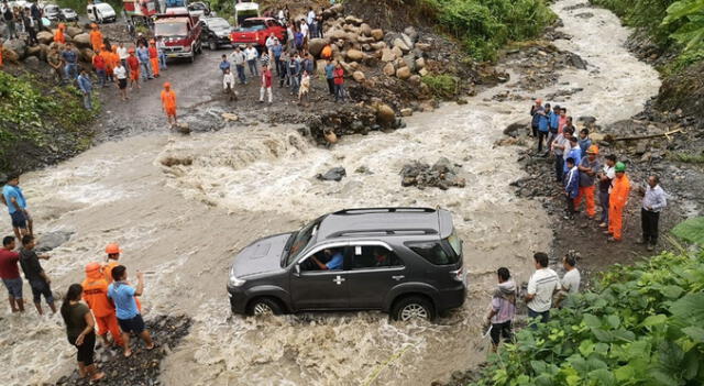 En Cusco, conductores deben realizar una serie de maniobras para cruzar ríos y riachuelos.