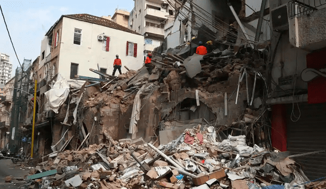 Socorristas buscan sobrevivientes entre los escombros de edificios derrumbados por la potente explosión en la zona portuaria de Beirut. Foto: Bilal Hussein / AP