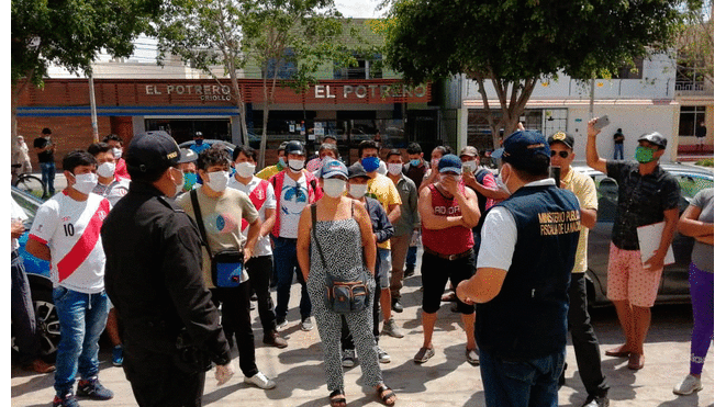 Alta concentración de personas en los bancos de Chiclayo.