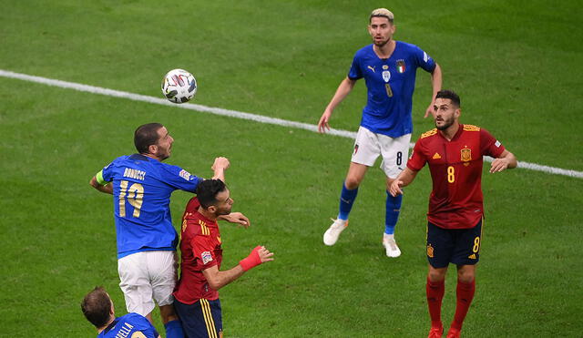 Bonucci y Ferran Torres disputan el balón en las 'semis' de la Eurocopa 2020. Foto: AFP