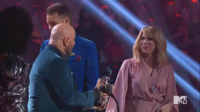 John Travolta confunde a Taylor Swift con drag queen en los MTV Music Awards [VIDEO]