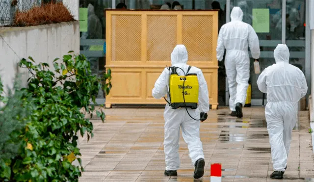 Miembros de la UME desinfectan una residencia de mayores por coronavirus. (Foto: Difusión)